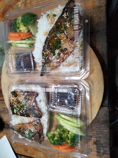 ข้าวหน้าปลาซาบะ   2กล่อง +โค้ก1แก้ว  32.ราคา  ฿  200บ... ซอสเทอริยากิ