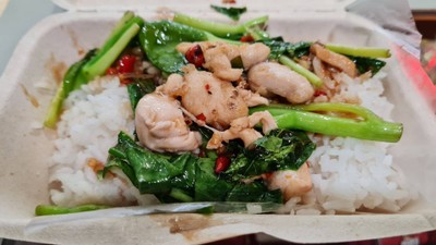 ผัดผักคะน้าราดข้าว