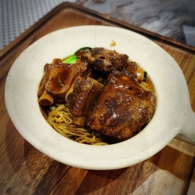 บะหมี่ไข่ผัดแห้งซี่โครงหมูตุ๋น