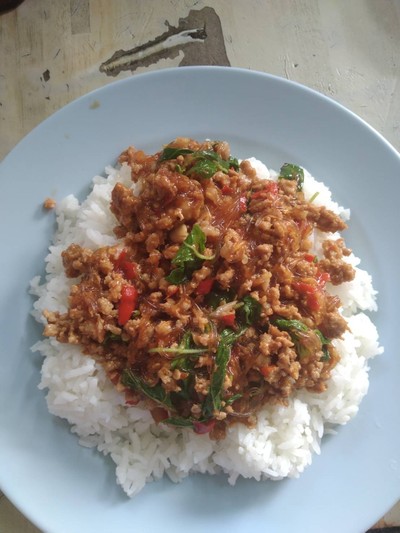 กะเพราหมูสับวุ้นเส้น