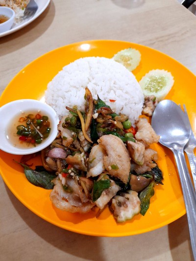 ข้าวราดผัดฉ่าปลาเก๋า