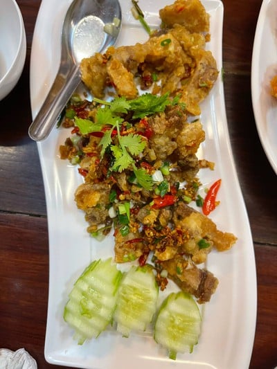 หมูกรอบดีมาก กรอบนอก กัดไปมีความฉ่ำของมันหมู หอมกระเทียม พริก ดีมาก