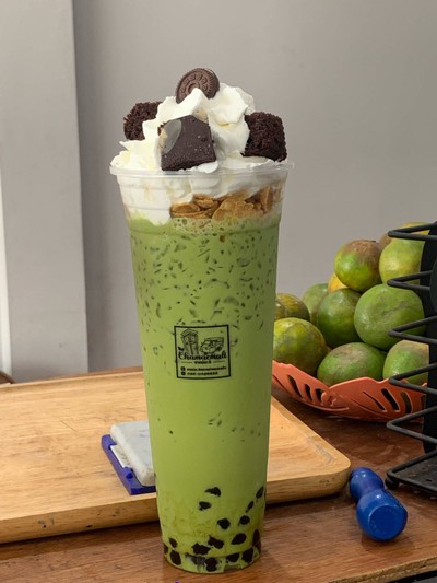 ชาเขียววิปิ้งครีมพร้อมท็อปปิ้ง