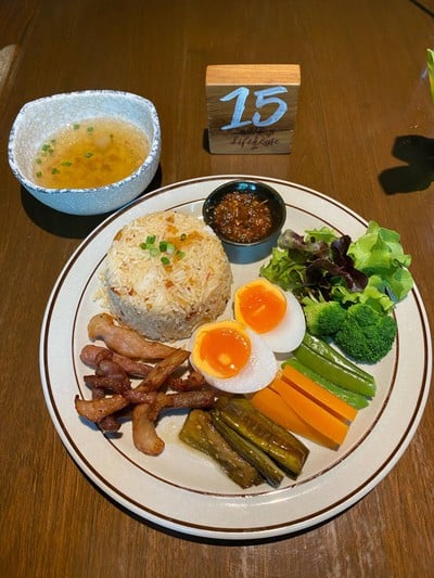 ข้าวคลุกน้ำพริกมะเขือส้ม