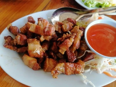 สามชั้นทอดน้ำปลา