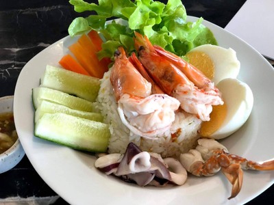 ข้าวคลุกพริกเกลือทะเลรวมไข่ต้ม