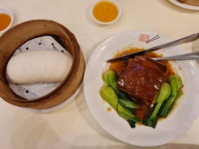 หมูสามชั้นน้ำแดงพร้อม หมั่นโถว