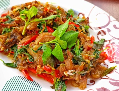 กะเพราขาหมู (จาน)