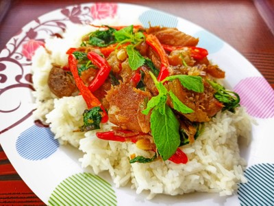 ข้าวกะเพราขาหมู