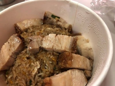 ข้าวผัดไข่คั่วหมูกรอบ