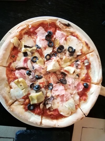 Capricciosa Pizza (พิซซ่าคาปริชิโอซ่า)