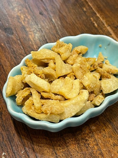 A6. กากหมูเจียว