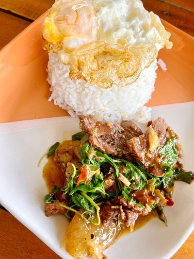 ข้าวกระเพราเนื้อตุ๋น ไข่ดาว