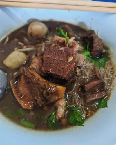 เมนูของร้าน ร้านก๋วยเตี๋ยวเรือรถไฟ หน้าสถานีรถไฟชุมพร