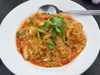 ปลาหมึกผัดผงกะหรี่