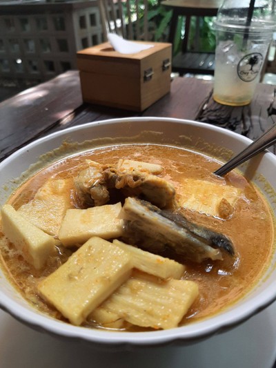 แกงส้มปลากระพงยอดมะพร้าว