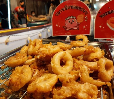 [อร่อยซ่ากับโค้ก] ข้าวหน้าปลาหมึกทอดกรอบ +  โค้ก ออริจินัล (ขวด)