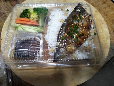 ข้าวกน้าปลาซาบะ 1 กล่อง +  น้ำแป๊ปซี้  1แก้ว   32m.ราคา  120