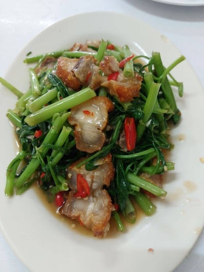ผักบุ้งหมูกรอบ
