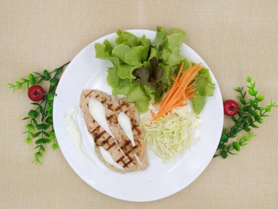 Steak อกไก่ที่ผ่านกรรมวิธีการหมัก ด้วยโยเกิร์ต Fat 0% low sugar พร้อมทั้งเครื่อง