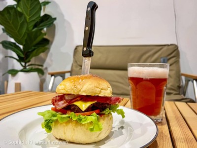 เมนูใหม่ของทางร้านวันนี้ได้ลอง เบอร์เกอร์เนื้อขนมปังทำเองด้วย อร่อยยมากกกกก