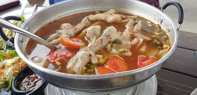 ต้มแซ่บตีนไก่