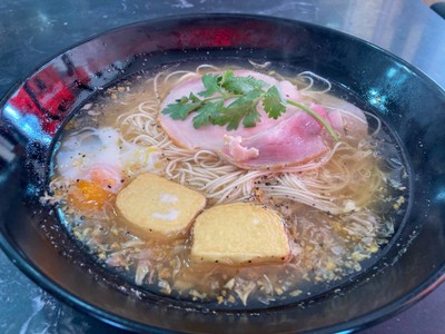 บะหมี่ หมูแฮมยูนาน ไข่ยางมะตูม