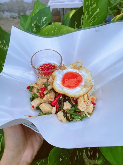 ข้าวกระเพราะ+ไข่เป็ดดาว