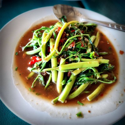 ผัดผักกระเฉดไฟแดง