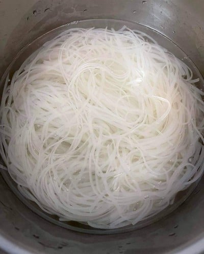 วิธีทำ ผัดไทยกุ้งสดห่อไข่ วิธีทำ ผัดไทยกุ้งสดห่อไข่