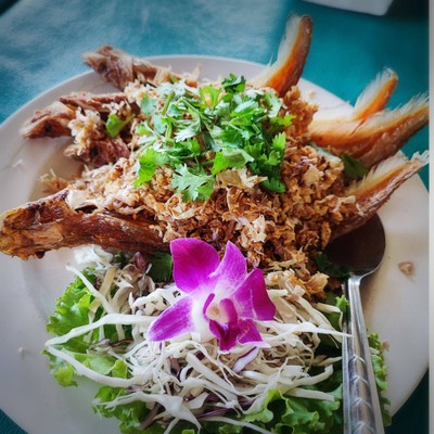 ปลาเนื้ออ่อนทอดกระเทียม