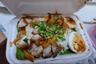 ข้าวหมูแดงหมูกรอบ(พิเศษ)