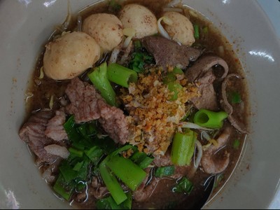 เกาเหลาหมู( หมูสด ตับ ลูกชิ้น)