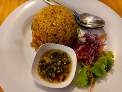 ข้าวผัดคั่วกลิ้งหมู