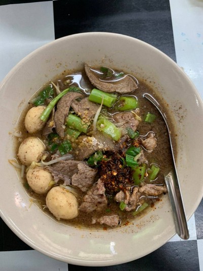 เกาเหลาหมู( หมูสด ตับ ลูกชิ้น)