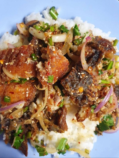 ข้าวลาบปลานิลทอด