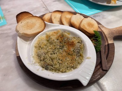 Baked clams with garlic butter