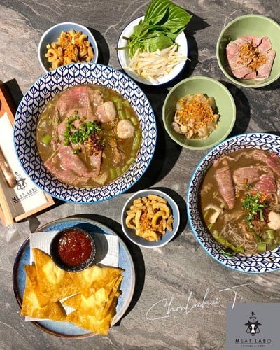 ก๋วยเตี๋ยวเนื้อน้ำตก ,เกี๊ยวครีมชีสทอด,กากหมู,เอ็นแก้วลวก,เนื้อสดลวก