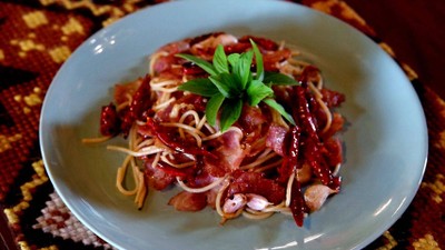 สปาเก็ตตี้เบคอนผัดพริกแห้ง
