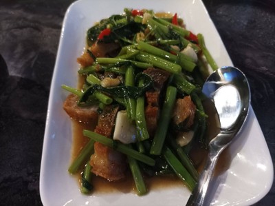 ผัดผักบุ้งหมูกรอบ