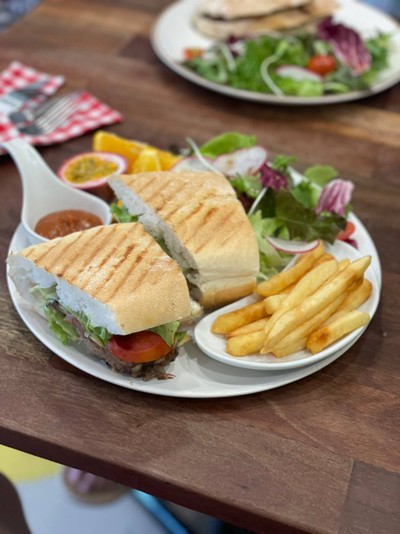 22. แซนด์วิชเนื้อนิวซีแลนด์รมควันกับหอมผัดหวานซอสบัลซามิก