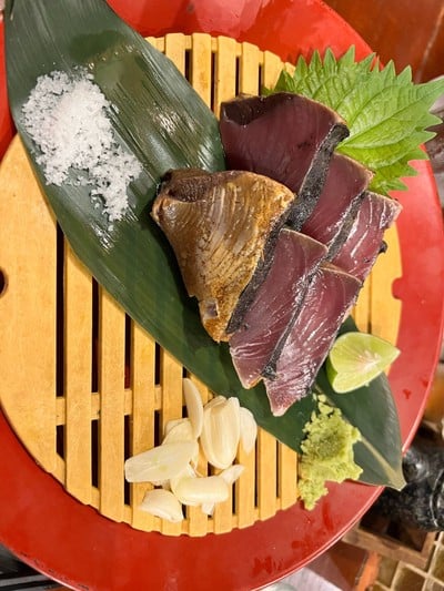 Katsuo Warayaki ปลาคัทสึโอะย่างฟาง