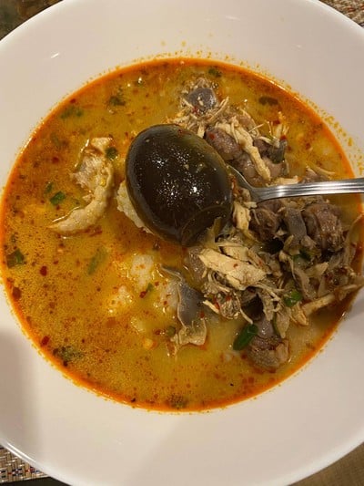 โจ๊กต้มยำปลากรอบไข่เยี่ยวม้า