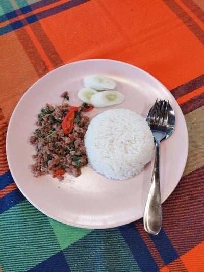 กระเพราเนื้อราดข้าว