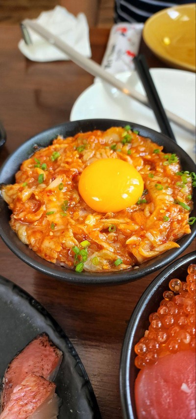 ข้าวหน้ายุกเกะครีบปลาตาเดียว+ ไข่ไก่