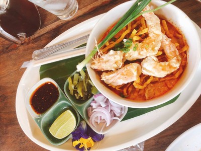 ข้าวซอยกุ้งทอด