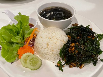 ข้าวไข่เยี่ยวม้ากระเพรากรอบ+แกงจืดสาหร่าย