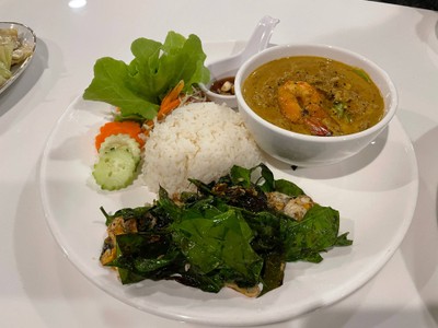 แกงกะทิเห็ดแครงหน่อหวานและใบเหลียงผัดไข่