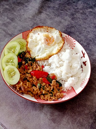 กระเพาหมูสับไข่ดาว