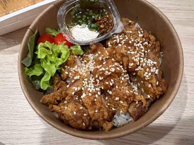 ข้าวไก่กรอบ น้ำจิ้มแจ่วมะขาม